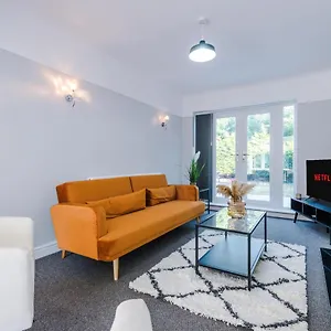 Premium 3-bed Detached By Papermill, Deeside - Wirral Holiday home