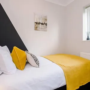 Cheerful 3 Bedroom With Parking Near Chester Holiday home